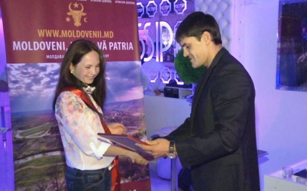 Site-ul www.moldovenii.md şi-a premiat cîştigătoarele