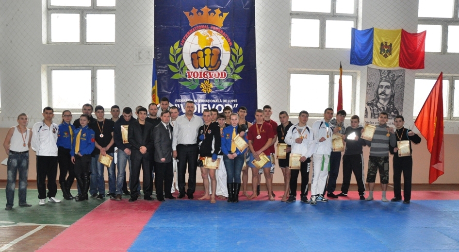 Zeci de copii au participat la turneul de lupte “CUPA CRIULENI 2013”